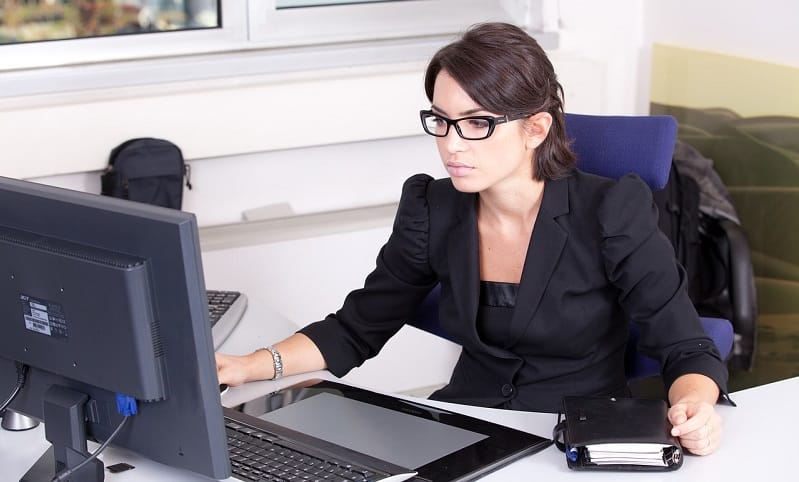 tietokone konttori toimihenkilö toimisto talous palkat tasa-arvo