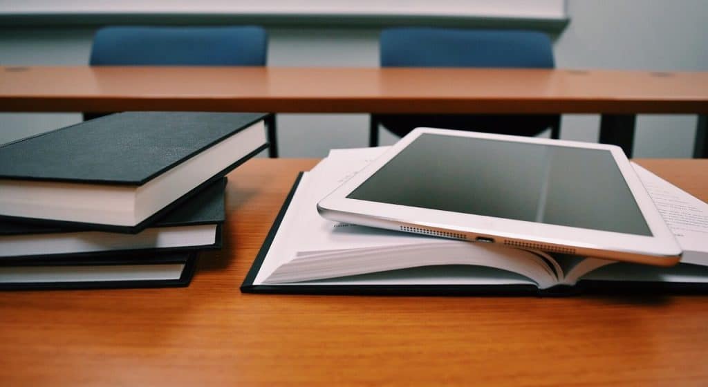 luokkahuone koulu kirjat tabletti koulutus