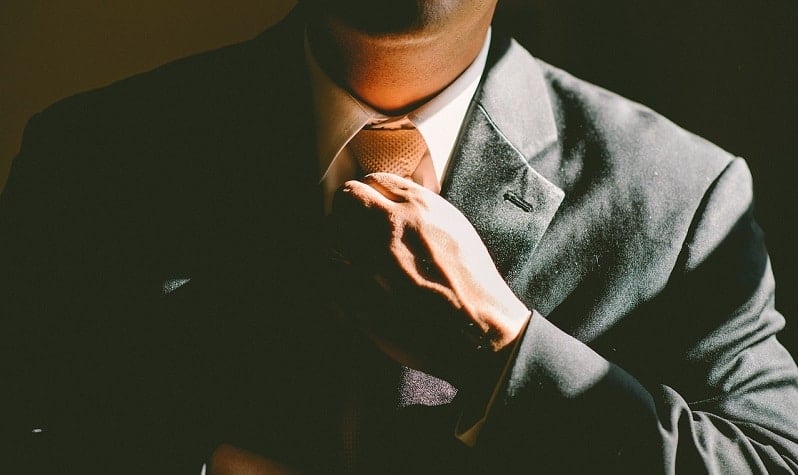 sijoittaja omistaja analyytikko asiantuntija liikemies sijoittaminen talous