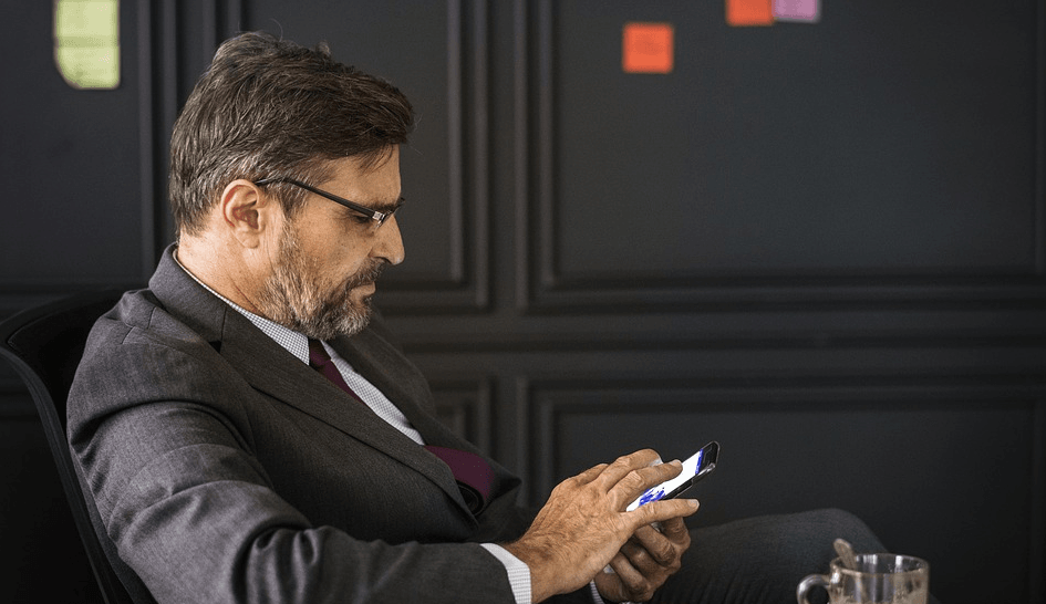 johtaja liikemies kännykkä esimies talous