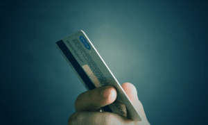 luottokortti maksaminen maksuhäiriöt talous