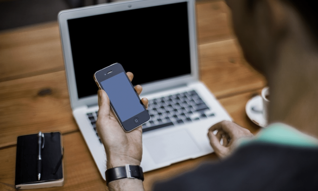 tietokone kännykkä matkapuhelin talous