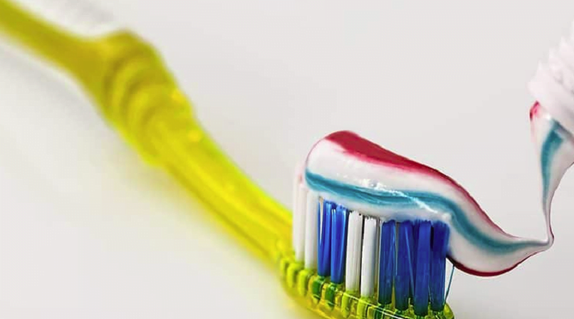 hammasharja hampaiden harjaus hammastahna sijoittaminen