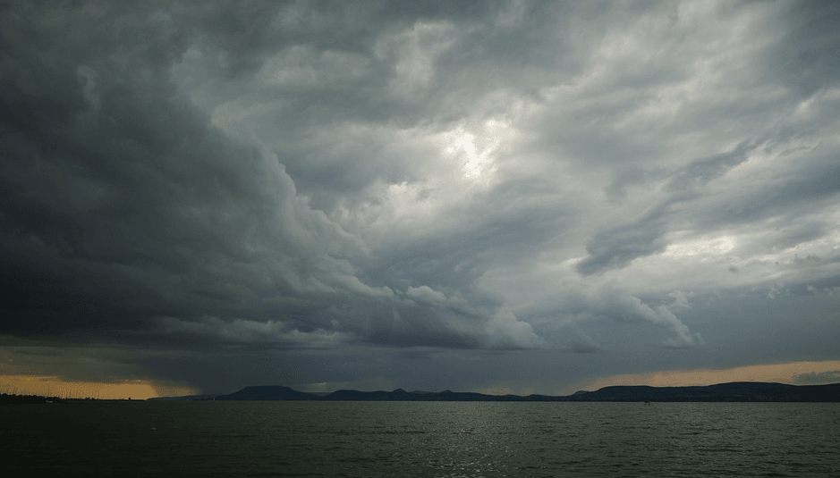 pilvet synkkyys myrsky sijoitusnäkymät talous sijoittaminen pörssi