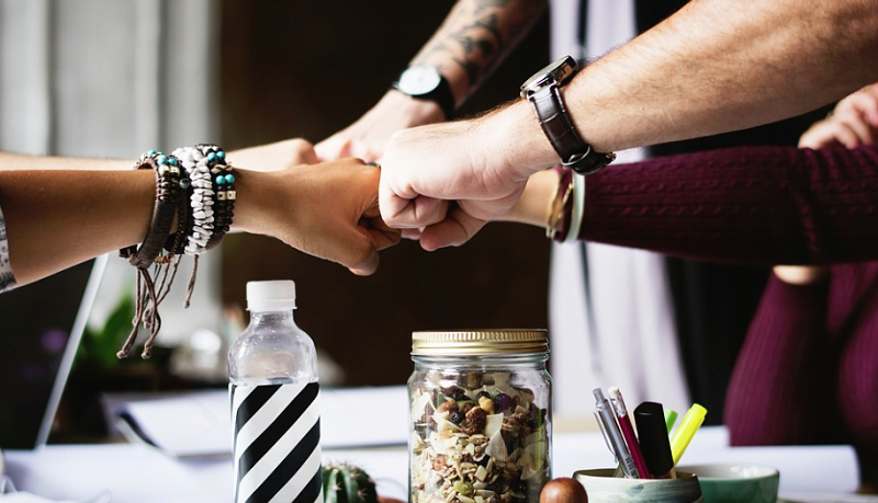 tiimi yhteistyö luottamus kollegat työyhteisö työelämä