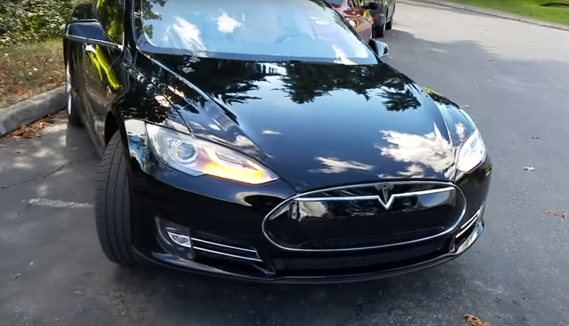 Tesla Model S 85 sähköauto autoilu