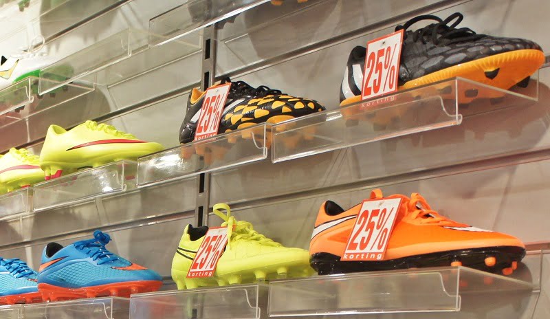 kauppa alennus urheiluvälineet urheilukengät talous