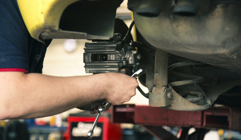 automekaanikko autokorjaamo autoilu korjaamo