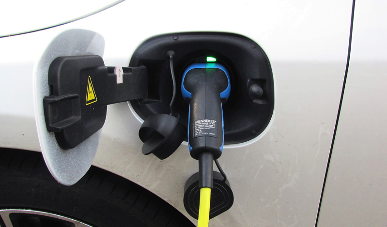 sähköauto lataus latauspiste autoilu