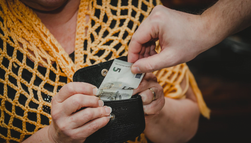 huijari raha vanhus iäkäs varkaus varas