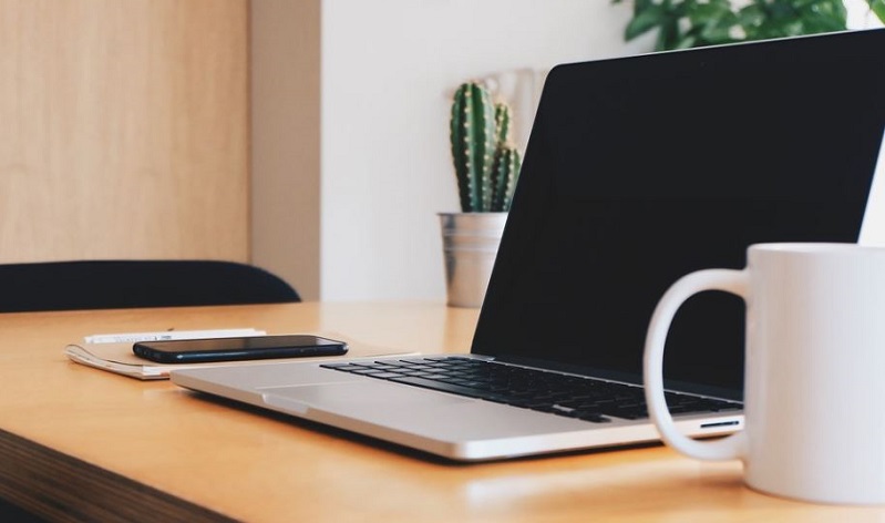 tietokone läppäri laptop toimisto yrittäjä kahvimuki