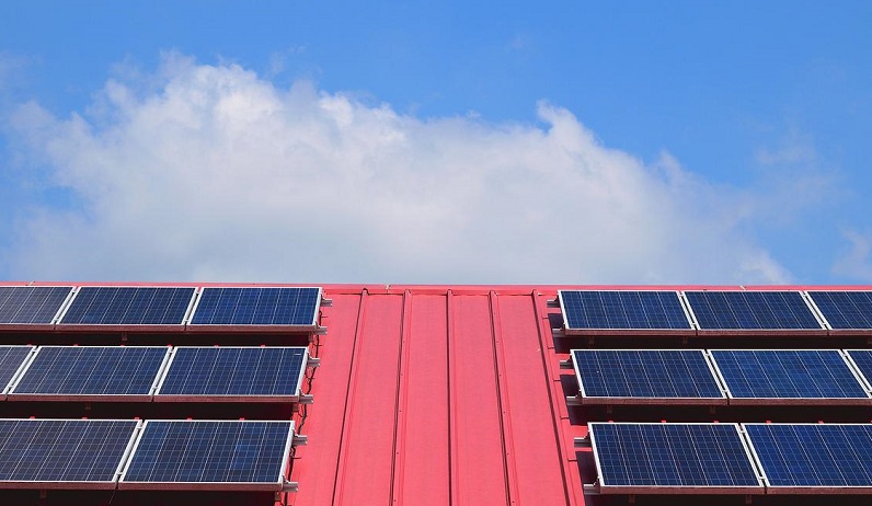 aurinkopaneeli omakotitalo katto energiaratkaisu