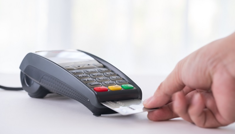 korttimaksu luottokortti pankkikortti ostos