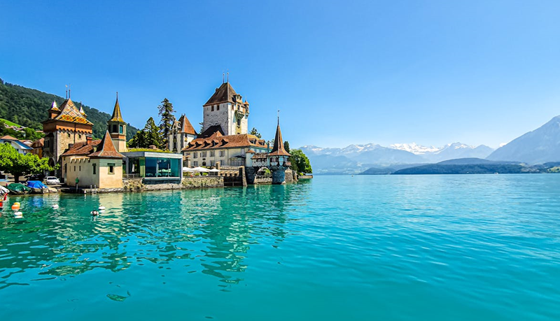 Sveitsi järvi maisema veroparatiisi