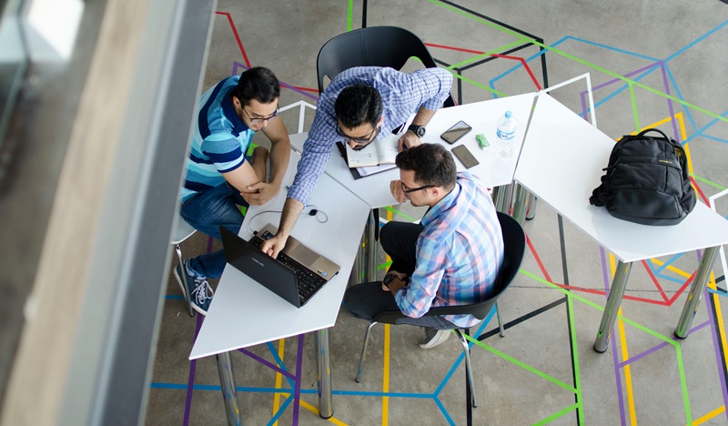 verkostoituminen kokous läppäri suunnittelu yhteistyö tiimi