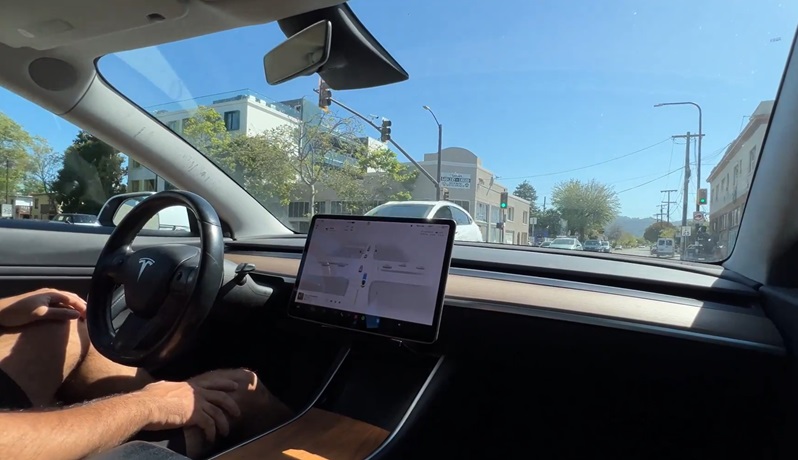 Tesla autopilot sähköauto