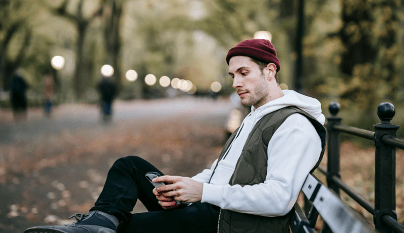 mies kännykkä matkapuhelin puisto