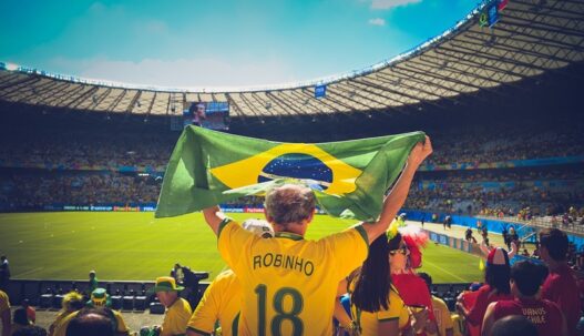 jalkapallo ottelu ja brasilialainen kannattaja