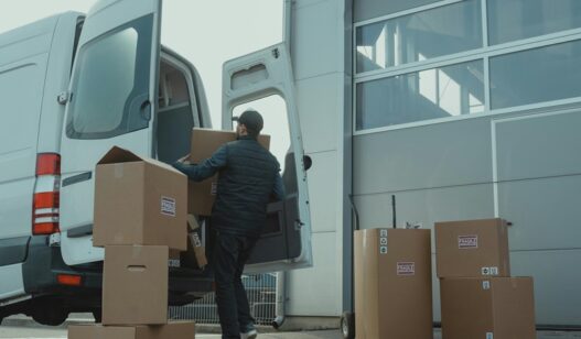 pakettiauto lastaus paketit kuljetus