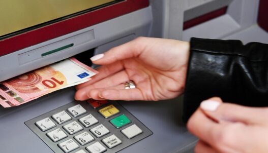 pankkiautomaatti käteinen euro nosto rahat