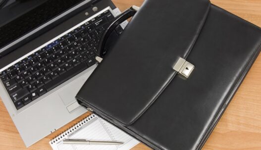 tietokone laptop sijoitussalkku salkku