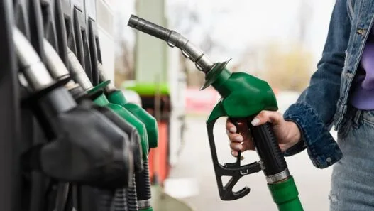 huoltoasema tankkaus bensa diesel polttoaine liikenne