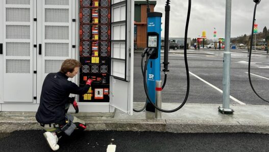 Time Parkin sähköautojen latausasema, jossa on Kempower-laturit. Sijainti McDonald's Orkangerin yhteydessä Trondheimissa, Norjassa.
