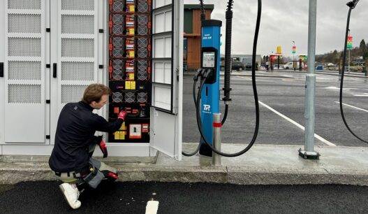 Time Parkin sähköautojen latausasema, jossa on Kempower-laturit. Sijainti McDonald's Orkangerin yhteydessä Trondheimissa, Norjassa.