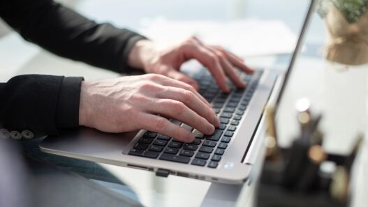 kirjailija sisällöntuottaja laptop tietokone