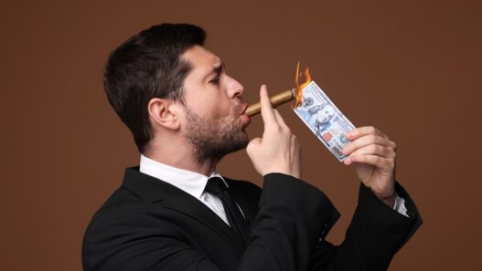 hindsight bias sijoitusharha arrogantti ylimielinen sijoittaja