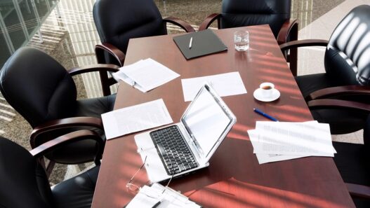 johtoryhmä kokoushuone kokouspöytä