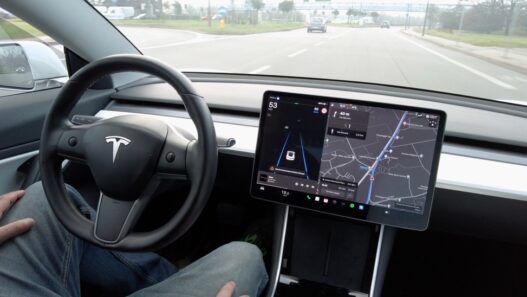 Tesla itseajava auto autonominen ajaminen