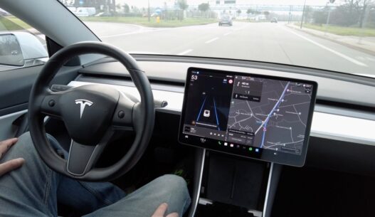 Tesla itseajava auto autonominen ajaminen