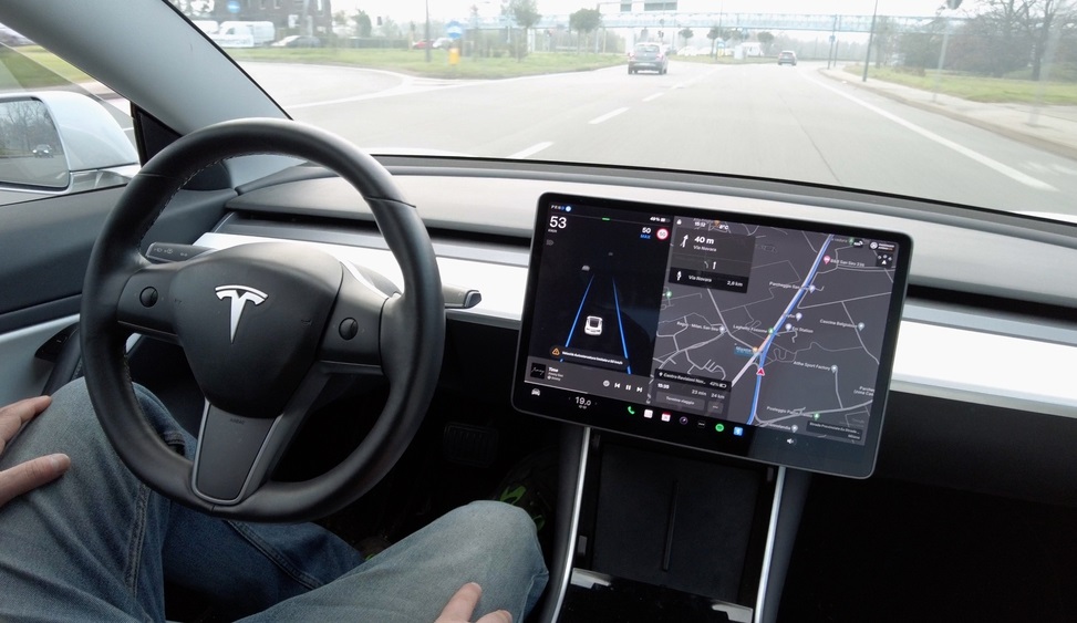 Tesla itseajava auto autonominen ajaminen