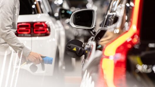 sähköauto lataaminen