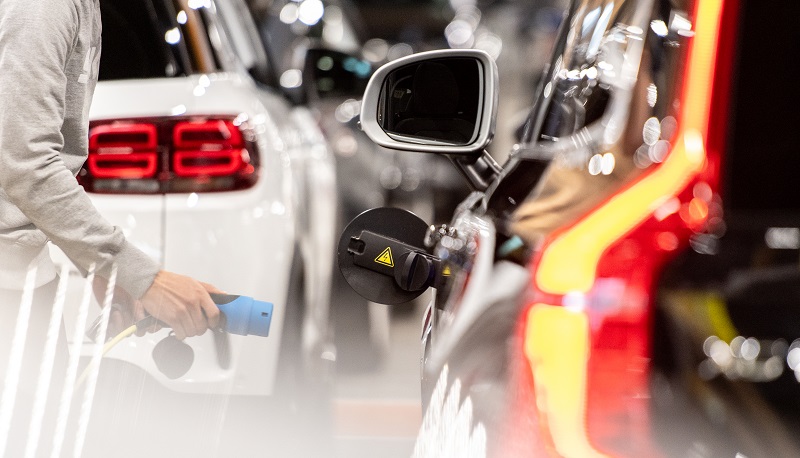 sähköauto lataaminen