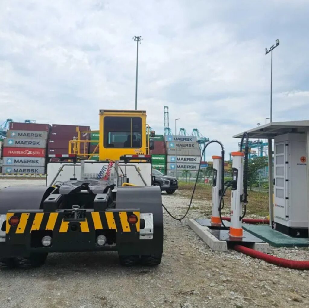Toukokuussa 2026 Kempower ja APM Terminals allekirjoittivat kolmivuotisen puitesopimuksen Kempowerin DC-pikalatausteknologian toimittamisesta APM Terminalsille, joka ylläpitää konttiterminaaleja 35 maassa ympäri maailmaa.