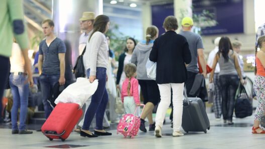 matka loma turistit lentokenttä